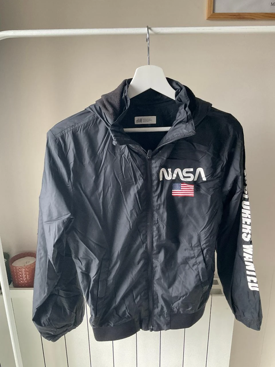 Veste H&M noire coupe vent NASA ado 11-12ans – Style streetwear & spatial – photo 2